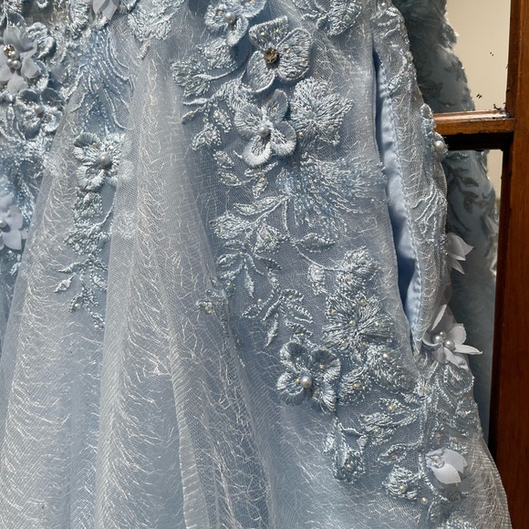 Stunning Ellie Wilde formal gown. - Picture 13 of 13